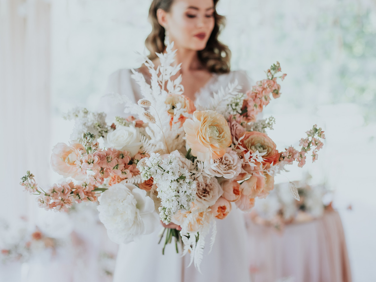 Delikatny, romantyczny ślub w bieli i brzoskwiniowych odcieniach różu